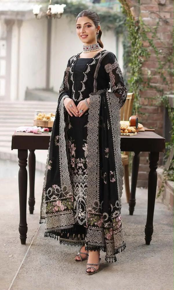 3Pc Fancy Lawn Suit - Maroon Dupatta Close Up Embroidery